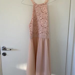 Oanvänd klänning  - Storlek 38