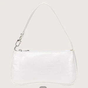 vit orm/krokodilskinn shein axelväska - vit orm/krokodilskinn väska från shein som aldrig är använd, alltså i nyskick. otroligt fin och passar till mycket då den är vit! perfekt att ha med sig när man ska iväg 💖💖 skriv om ni undrar något