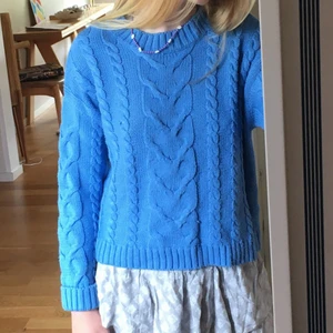 Stickad tröja från Zara - En blå stickad tröja köpt från barn avdelningen på Zara i storlek 140. 💙 På bilderna ser ni mig som ungefär är 160 och har på mig tröjan 🌈 Om det är flera som är intresserade blir det budgivning 🤠 Frakten är 66 kr och betalningen sker via swish 🦋 Hör av er om ni undrar något eller vill ha fler bilder 💕