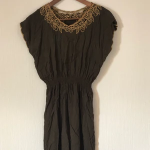 Klänning - Brun kort klänning. Onesize. Köparen står för frakten! Pris kan diskuteras. 