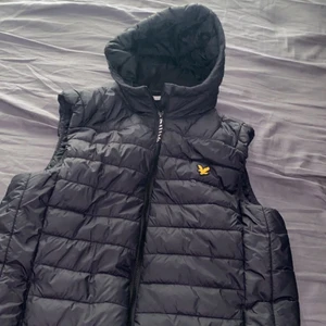 Lyle scoot väst med luva - Fick den här västen julen 2019 och har inte använt den 1 ända gång sen dess den har bara legat. Ny pris 1399! 