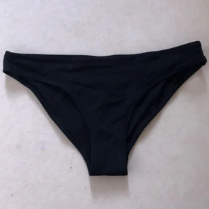 Bikinitrosa - Svart bikinitrosa i bra skick som är för små, köpare står för frakt 🤍