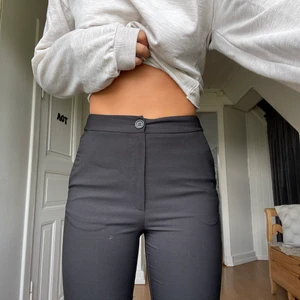 Svarta kostymbyxor. - Svarta kostymbyxor. Endast använda några enstaka gånger.