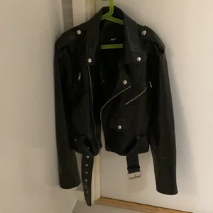 Skinnjacka  - Skinnjacka från bikbok. Gott skick hel och ren. I storlek M (sann till storlek). Ordinare pris 600kr finns fortfarande i deras utbud. Kan mötas i Uppsala annars tillkommer frakt kostnad. Säljer pga att jackan inte passar längre😊