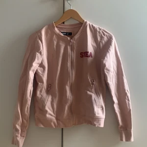 Svea kofta  - Helt oanvänd Svea kofta!  Storlek S (barn storlek) snyggt tryck där bak, finns även fickor!!