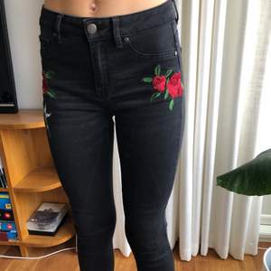 Svarta jeans med detaljer på sidorna