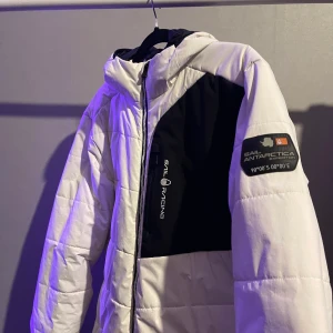 Sail Racing Jacka - Fortfarande i ny skicka och jätte bra för all typ av väder. Flera fickor på både insidan och utsidan av jackan. Kan tåla regn och oväder bra och håller värmen.