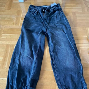 Raka/baggy jeans från Zara - Storlek 34/36