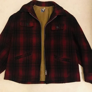 Vintage jacka - En klassisk vintagejacka i en rak konstruktion men samtidigt medgörlig och rymlig och framförallt värmande:) tyvärr finns ingen storlek eller lapp om material men den sitter oversize på mig som är 38/40! Den har mindre slitage och fläck i tyget vilket fanns där när man köpte den:)