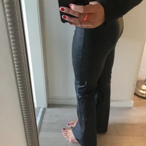 Skinn byxor  - Asballa skinn byxor som sitter såå bra och snyggt kring kroppen, bara använda ett fåtal gånger så byxorna är i superfint skick! 🖤🖤