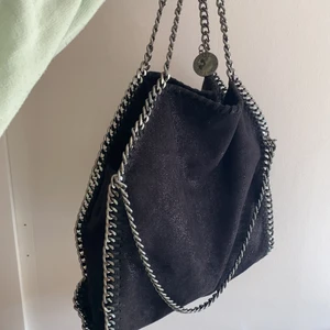 Stella McCartney liknande väska - Säljer nu min Stella McCartney liknande väska i superbra skick! Väldigt lik den äkta mellan storleken! Ena knappen är borta så går inte att stänga annars superfint skick. Buda! Kom ihåg att bud är bindande så buda bara om du vill köpa❤️❤️❤️