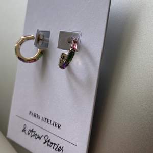 Superfina guldfärgade örhängen med färgglada stenar. Aldrig använda. Säljer för endast 150 kr!!😎