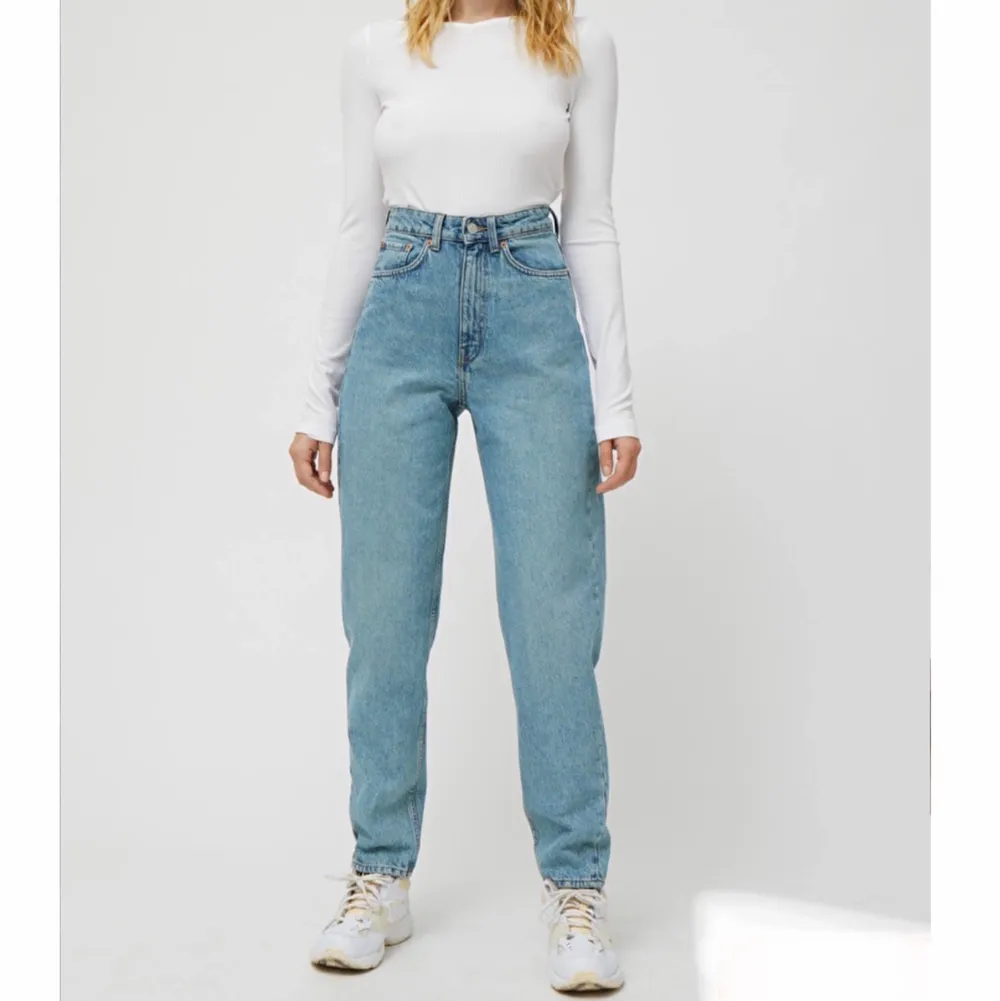 Ett par blåa weekday jeans i modellen lash. De är i storlek 24/28 och tyvärr för små för mig, därför knappt använda. Säljer för 80 kr men frakten tillkommer!. Jeans & Byxor.