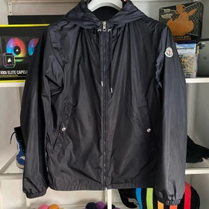 Moncler Grimpeurs - Size 4, köpt 2019 i Stockholm. Kommer med kvitto. Färgen är Night Blue.