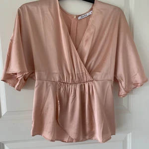 Blus - Ljusrosa blus i siden från NAKD, strl 36, fint skick. 70kr, frakt tillkommer