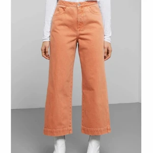 Jeans från Weekday - Vida högmidjade jeans i storlek 34. Endast använda ett par gånger så fortfarande i mycket fint skick!