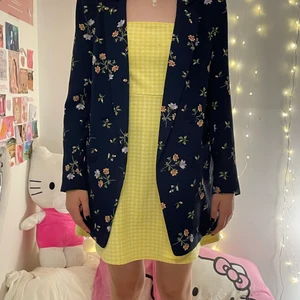 Blommig kavaj  - Helt ny kavaj med fina blommor. Den är en riktig Power suit! Den är lite kort i armarna så skulle rekommendera att köpa den om du har storlek s/xs. Ordinarie pris 500kr