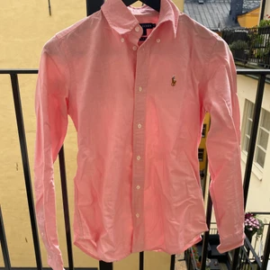 Ralph Lauren Shirt - Ralph Lauren skjorta som har varit mycket användbar och funkar till allt. Jag har nu växt ur denna men plagget är i mycket bra skick och har fin passform. Storlek: XS