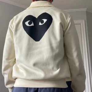 COMME des GARÇONS sweatshirt storlek M - Plagget är i bra skick 7/10. Passar s/m inte använt särkilt mycket