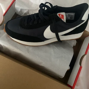 Oanvända Nike dbreak❤️‍🔥 - Säljer mina nike dbreak, skitfeta och såså snygga. Kommer va så fina till hösten med ett par lite längre brallor. Helt oanvända! Storlek 38❤️‍🔥