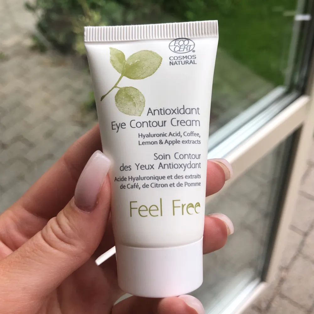 Antioxidant eye contour cream från märket Feel Free, 20ml. Ögonkrämer hjälper till att bibehålla fukten i den tunna huden kring ögonen, reducerar mörka ringar och svullnad. Produkten är oanvänd. Frakt tillkommer😊. Övrigt.