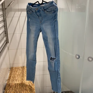 Jean bleu light  - Wore few times, litttle dirt in the back pocket. 