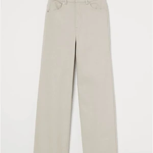 Beige jeans  - Beige vida jeans, använda endast 1 gång. Strl 34 väldigt stretchiga och sköna   kan mötas upp i Halmstad eller frakta men köpare står för frakt 💕