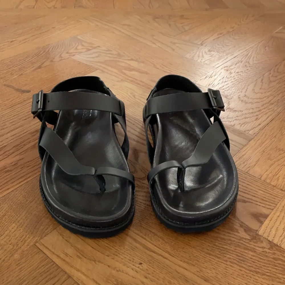 Svarta, snygga sandaler i läder från zara i storlek 36! Aldrig använda då dom är försmå för mig. Helt nya så i väldigt bra skick!!. Skor.