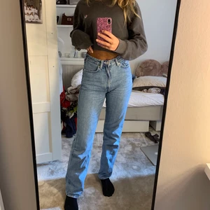 Rowe weekday jeans - Snygga blå jeans från weekday i modellen rowe. Får tyvärr inte användning för dessa länge därav säljer jag de😊