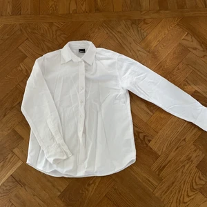 Skjorta  - Vit skjorta med knappar, krage och långa ärmar. Från Gina tricot i storlek 32. Använd fåtal gånger så i väldigt fint skick, inga slitningar! 