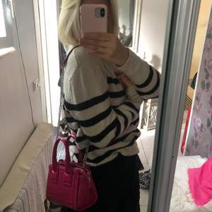 Rosa väska från zara med axelband, kan mötas i Stockholm 😌