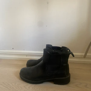 Svarta Ecco skor - Skorna har storlek 38 och är knappt använda. Skorna är äkta skinn. Köpte skorna för 1100kr. 