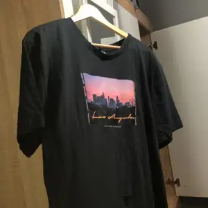 Los angeles T-Shirt Köpt på h&m, använd ett par gånger, ren tröja, köpt för 150 kr