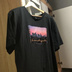 Los Angeles T-Shirt - Los angeles T-Shirt Köpt på h&m, använd ett par gånger, ren tröja, köpt för 150 kr