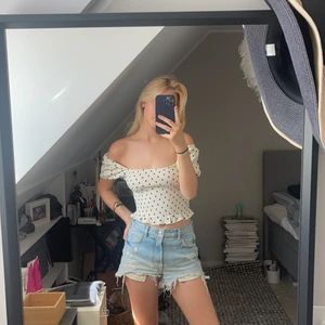 Ribbstickad prickig topp - Ribbstickad prickig söt topp med puffärm från H&M helt oanvänd