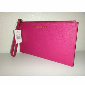 Michael kors rosa plånbok/väska - Använd 1-3 ggr, bra skick. Michael texten är silver inte guld. 