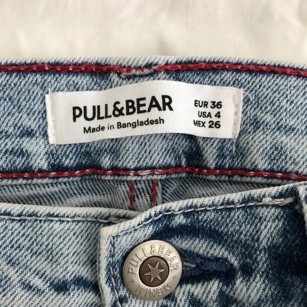 Jeans från pull and bear, använd många gånger men är i jättebra skick.👌. Jeans & Byxor.