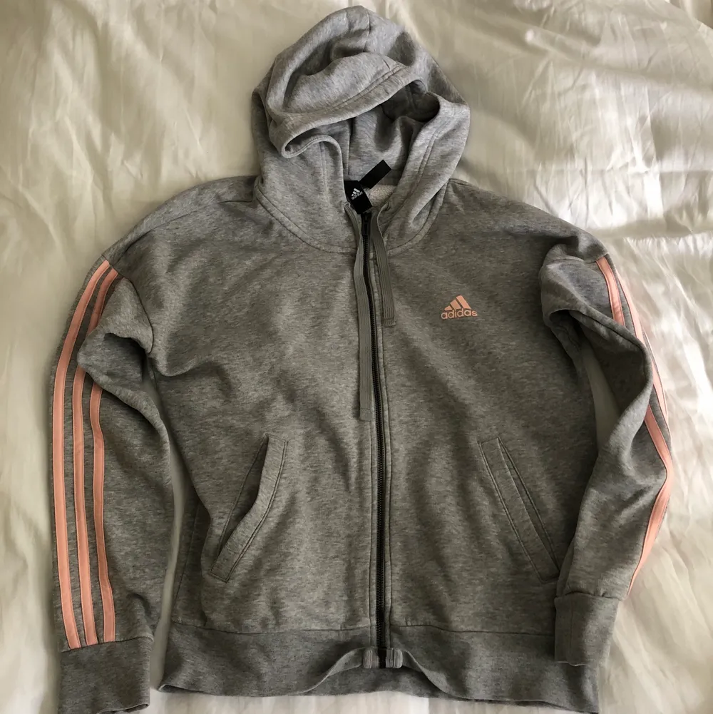 Säljer denna gråa adidas kofta med rosa streck då den inte kommer till någon användning. Använt ofta men är i jättebra skick. Säljer den för 100kr plus frakt vilket blir 66kr.🤩. Hoodies.