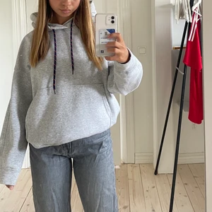 Weekday hoodie - Säljer denna gråa hoodien som är från weekday. Den är i bra skick. Köparen står för frakten.