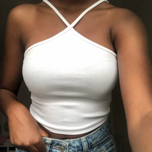 Vit Halterneck topp från Zara - En superfin&trendig halterneck topp från Zara som ej kommer till användning då jag har ett exakt likadant. Pris kan diskuteras vid snabb affär🤍‼️ Frakt tillkommer 🚚 Kan mötas i Uppsala