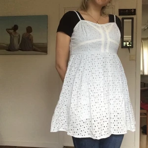 Gullig klänning - En jättesöt liten klänning som inte passar mig längre (kan inte stänga dragkedjan, sitter jättesnyggt när den passar!) 🌸 användt skick, lite missfärgning i armhålan men inget man tänker på! ✨❤️ frakt tillkommer