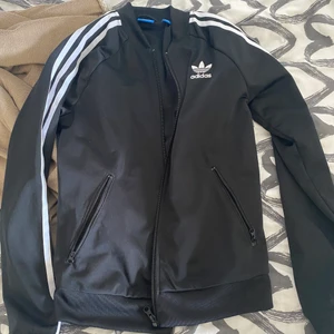 Adidas hoodie - En snygg tröja men tyvärr inte kommer till användning för mig!! 💘💘