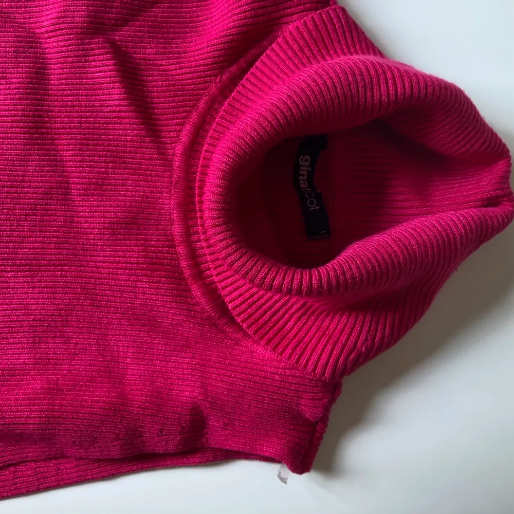 Supersnygg rosa tröja med lång hög krage som man kan vika ner som jag gjort på bilden. 💓. Toppar.