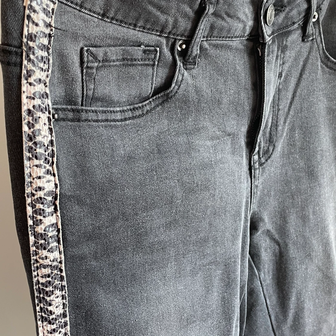 Gråa jeans med revärer 