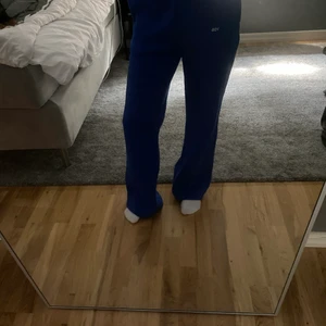 Venderbys mjukisbyxor - Mjukisbyxor från venderbys helt oanvända dock finns inte lappen kvar. Nypris 585+frakt. Sitter bra på mig som är 163 men säljer pga att de aldrig kommer till användning. Köpare står för frakt. 