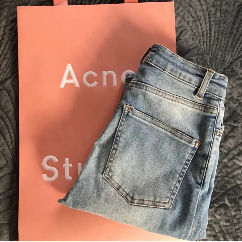 Grymma jeans som aldrig använts. Storlek W23/L32 men förkortades åt mig i Acne butiken till ungefär 30 i längden. Kommer med originalpåsen. Kan fraktas spårbart med Postnord +60kr.. Jeans & Byxor.