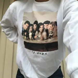 En sweatshirt med Friends på i fina skick:) 90kr + frakt :)