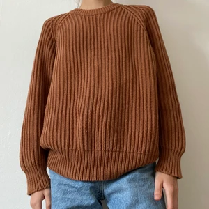 Stickad brun tröja - Så mysig stickad brun tröja! Från märket New House och i toppenskick