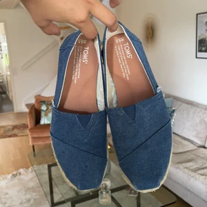 Toms skor 🥿  - Super fina Toms slipins. Nypris ca 600 använda en eller två gånger. 