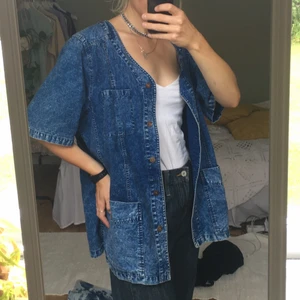 Jeansskjorta i kortärmad  - Oversized kortärmad jeansskjorta. Supersnygg och i vintage stil. Strl M